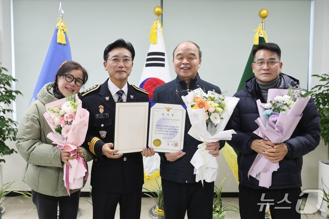 본문 이미지 - 김신조 경기 안양동안경찰서장이 둘레길 순찰대원 A 씨에게 감사장을 전달하고 있다. (안양동안경찰서 제공. 재판매 및 DB 금지) 2026.3.5/뉴스1