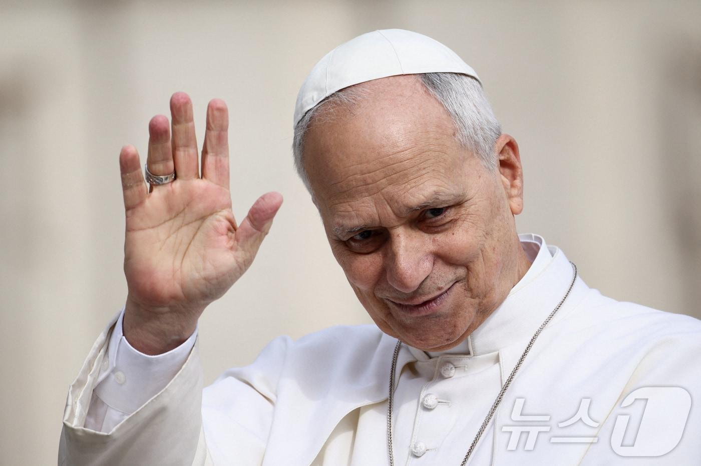 본문 이미지 - 4일(현지시간) 레오 14세 교황이 바티칸 성베드로 광장에서 주간 일반 알현을 진행하며 손을 흔들고 있다. 2026.03.04 ⓒ 로이터=뉴스1