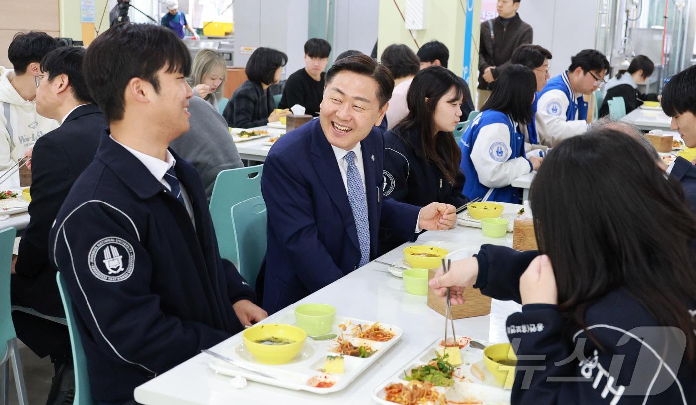 본문 이미지 - 김관영 전북특별자치도지사가 5일 전북 전주시 전북대학교에서 대학생들에게 아침밥을 먹는 건강한 식문화 확산 및 경제적 부담을 최소화하는 '천원의 아침밥' 현장을 찾아 대학생들을 응원하고 있다. (전북특별자치도 제공. 재판매 및 DB 금지) 2026.3.5 ⓒ 뉴스1 유경석 기자