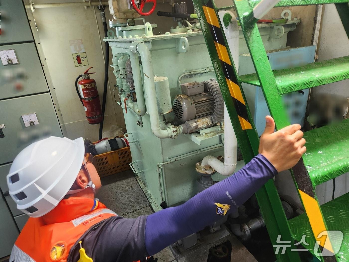 본문 이미지 - 화물선 점검하는 해경(제주해경서 제공. 재판매 및 DB금지)/뉴스1