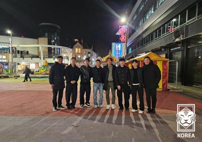 본문 이미지 - 영국에서 활약하는 대표팀 선수들을 만난 홍명보 감독과 코칭 스태프(KFA 제공)