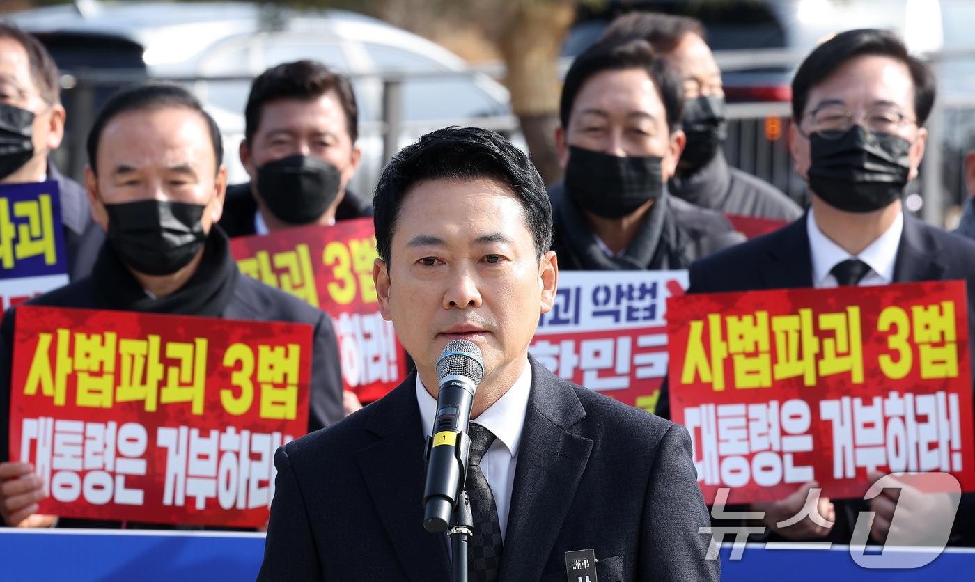 본문 이미지 - 장동혁 국민의힘 대표가 5일 서울 종로구 청와대 사랑채 앞 분수대에서 열린 현장 의원총회에서 모두발언을 하고 있다. 2026.3.5 ⓒ 뉴스1 김성진 기자