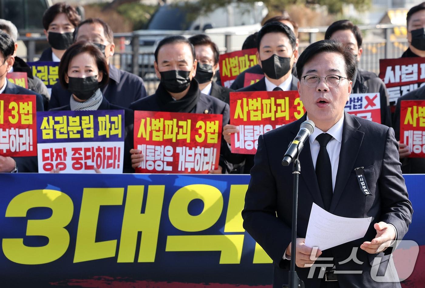 본문 이미지 - 송언석 국민의힘 원내대표가 5일 서울 종로구 청와대 사랑채 앞 분수대에서 열린 현장 의원총회에서 모두발언을 하고 있다. 2026.3.5 ⓒ 뉴스1 김성진 기자