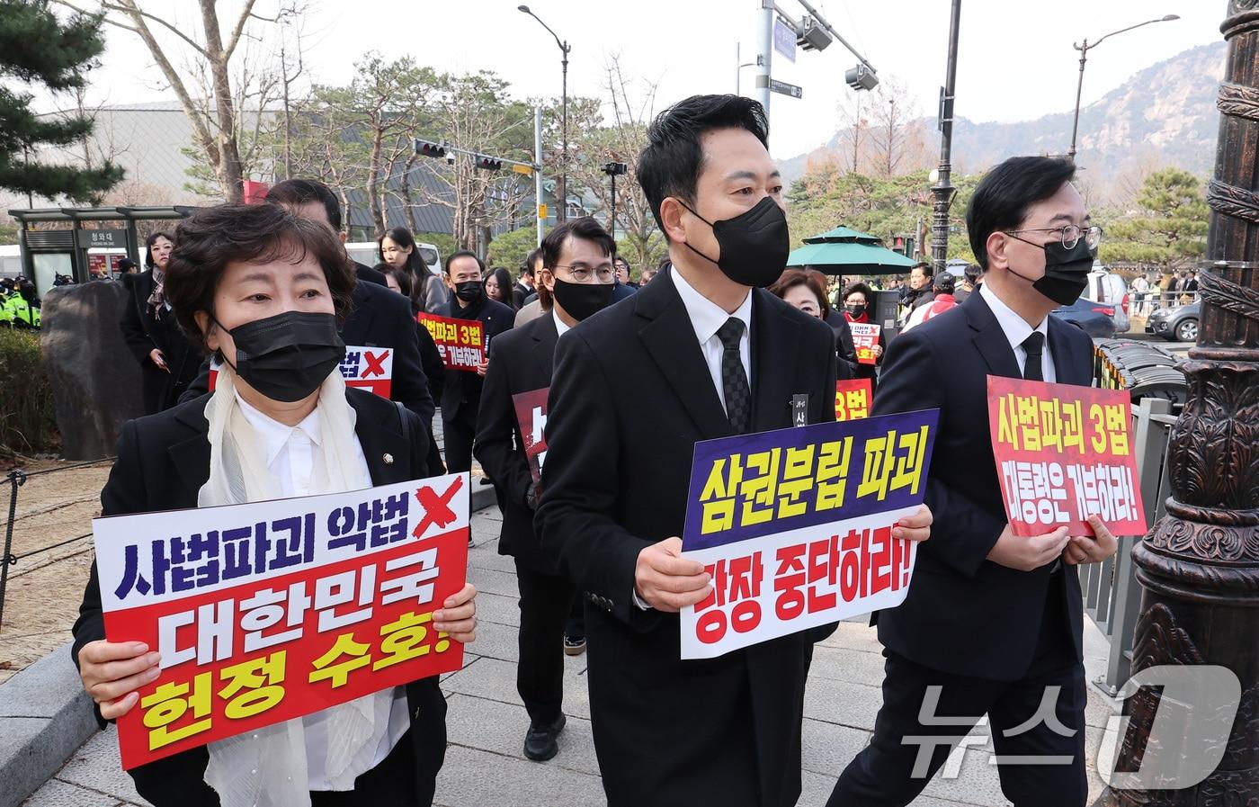 본문 이미지 - 장동혁 국민의힘 대표와 송언석 원내대표를 비롯한 의원들이 5일 서울 종로구 청와대 사랑채 앞 분수대에서 열린 현장 의원총회를 마친 후 청와대 방향으로 도보 행진을 하고 있다. 2026.3.5 ⓒ 뉴스1 김성진 기자