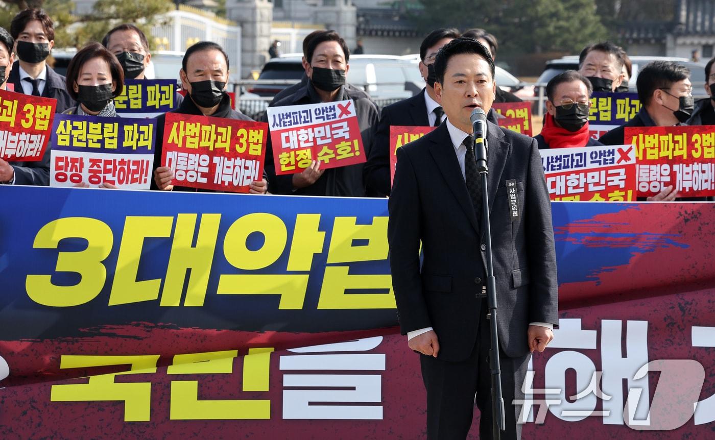 본문 이미지 - 장동혁 국민의힘 대표가 5일 서울 종로구 청와대 사랑채 앞 분수대에서 열린 현장 의원총회에서 모두발언을 하고 있다. 2026.3.5 ⓒ 뉴스1 김성진 기자