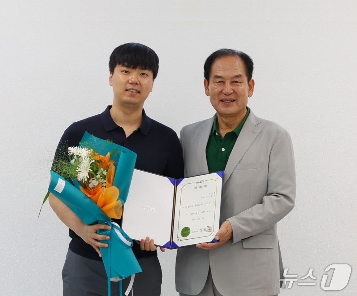 본문 이미지 - 김행직 선수(왼쪽)와 김희수 진도군수가 기념사진을 찍고 있다.(진도군 제공, 재판매 및 DB금지)/뉴스1 