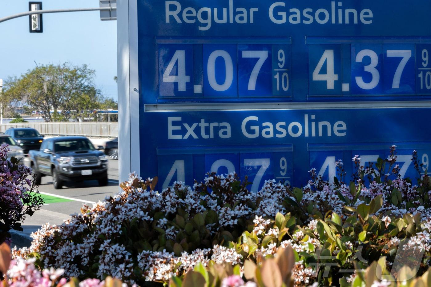 본문 이미지 - 3일(현지시간) 미국 캘리포니아주 칼즈배드의 한 주유소에 휘발유 가격이 표시돼 있다. 2026.03.03. ⓒ 로이터=뉴스1