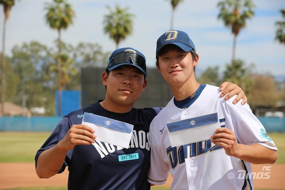 본문 이미지 - NC 다이노스 스프링캠프 MVP를 받은 김정호(왼쪽)와 원종해. (NC 제공)