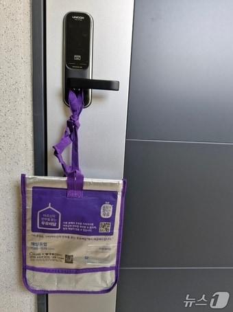 본문 이미지 - 파주시가 1인 가구 노인의 고독사 예방과 건강 관리를 위해 새롭게 추진하는 '어르신의 안부를 묻는 우유배달' 대상 가구의 우유 투입용기. (파주시 제공, 재판매 및 DB금지)