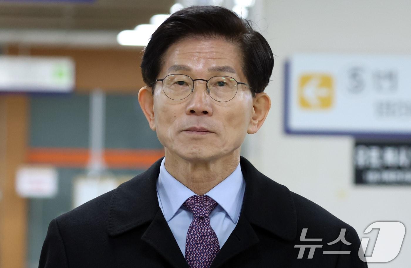 본문 이미지 - 김문수 전 고용노동부 장관이 5일 서울 서초구 서울중앙지방법원에서 열린 '21대 대선 선거법 위반' 혐의 공판에 출석하고 있다. 2026.3.5 ⓒ 뉴스1 김명섭 기자