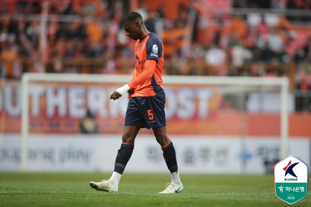 본문 이미지 - 개막전서 퇴장 당한 뒤 인종차별적 악플을 받고 있는 이탈로(한국프로축구연맹 제공) 