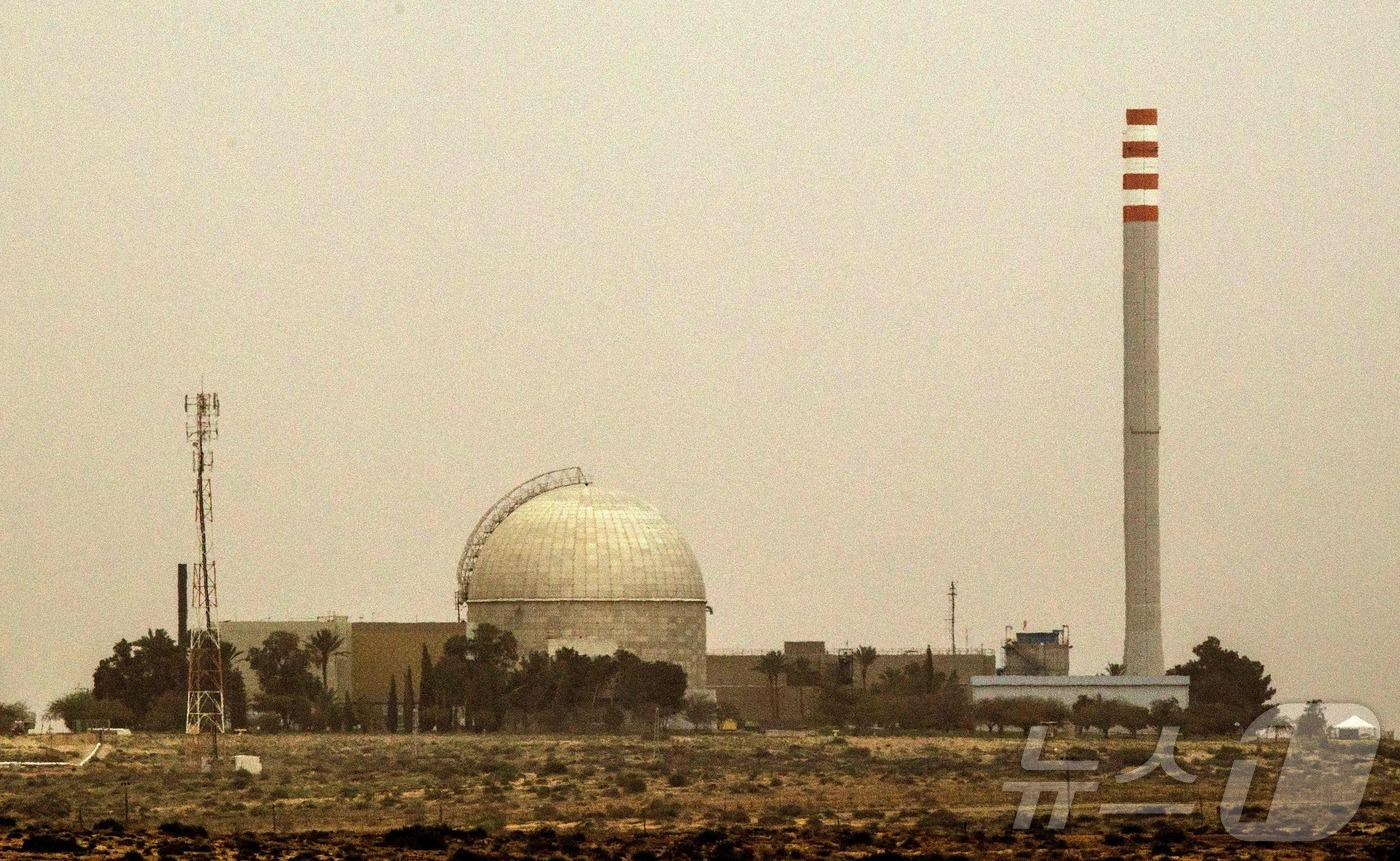 본문 이미지 - 이스라엘 남부 네게브 사막에 위치한 디모나 원전의 일부. 2014.3.8 ⓒ AFP=뉴스1