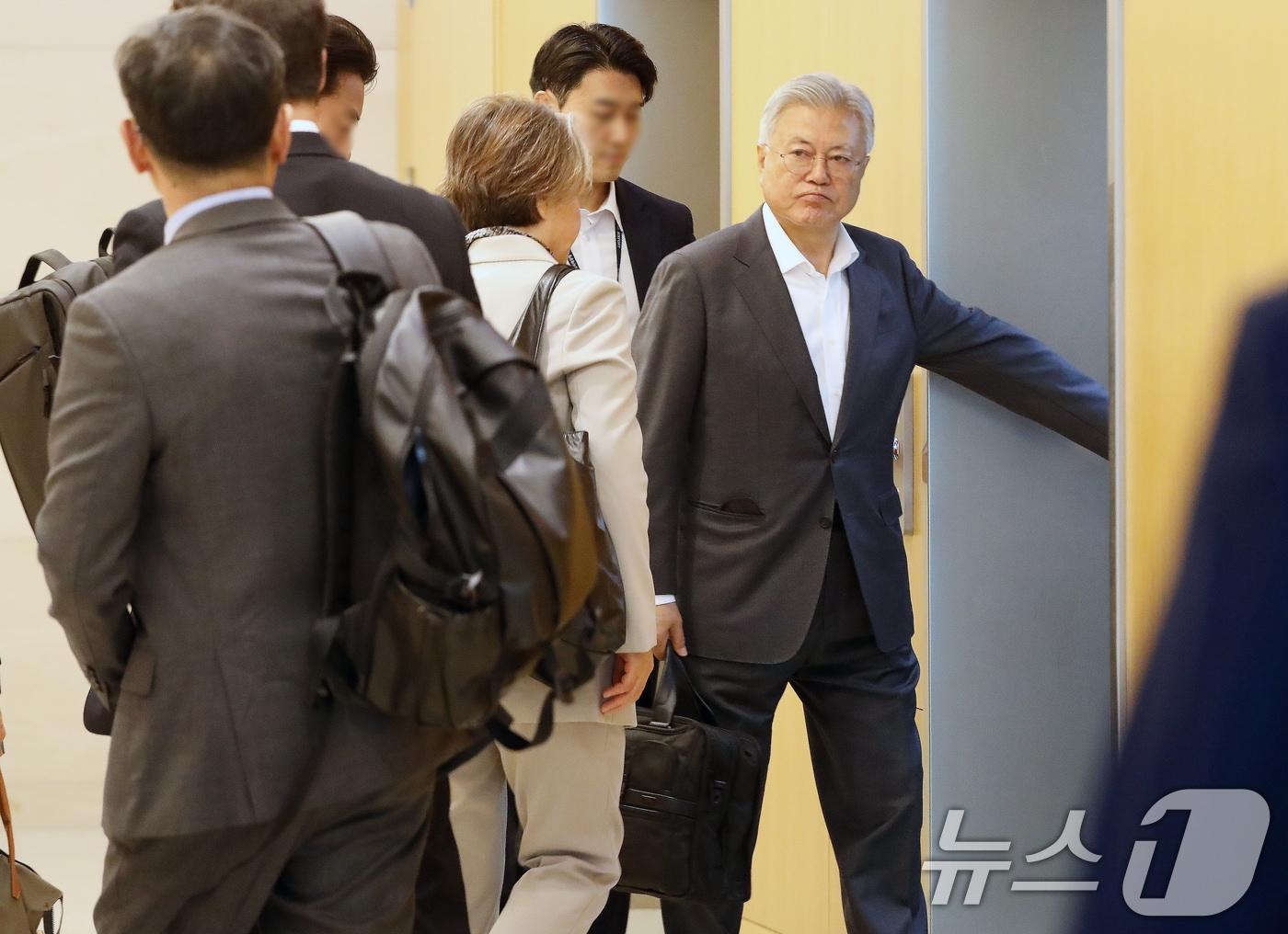 본문 이미지 - 문재인 전 대통령과 부인 김정숙 여사가 미국 로스앤젤레스(LA)를 방문하기 위해 지난 5일 오전 부산 강서구 김해국제공항을 통해 인천공항으로 향하고 있다. 문 전 대통령의 이번 방미는 미국 정책 싱크탱크인 랜드연구소와 태평양세기연구소(PCI) 초청에 따라 이뤄졌다. 퇴임 후 첫 미국 방문이다. 2026.3.5 ⓒ 뉴스1 윤일지 기자