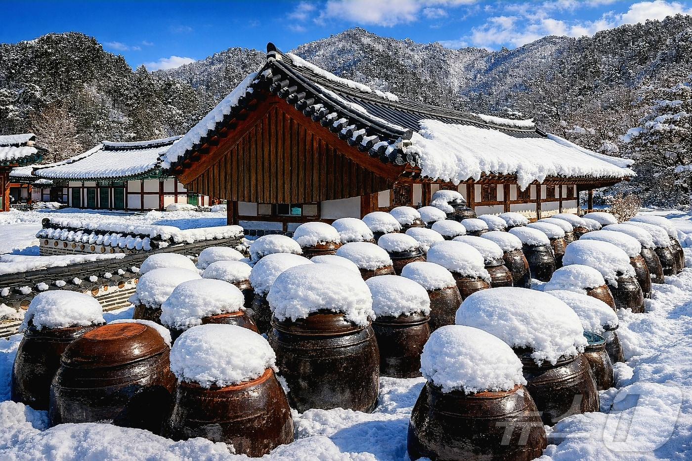 본문 이미지 - 절기상 개구리가 겨울잠에서 깨어난다는 경칩(驚蟄)인 5일 강원 인제군 북면 백담사 일대에 있는 장독대가 최근 내린 눈으로 뒤덮여 있다.(인제군 제공. 재판매 및 DB금지) 2026.3.5 ⓒ 뉴스1 이종재 기자