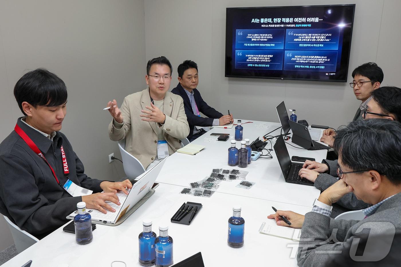 본문 이미지 - 유서봉 KT 엔터프라이즈부문 AX사업본부장(상무)가 3일(현지시간) MWC26 스페인 현지에서 열린 기자단 스터디에서 KT의 AX 사업 방향과 AI 에이전트 전략을 설명하고 있다. 2026.03.03 ⓒ 뉴스1 (KT제공)