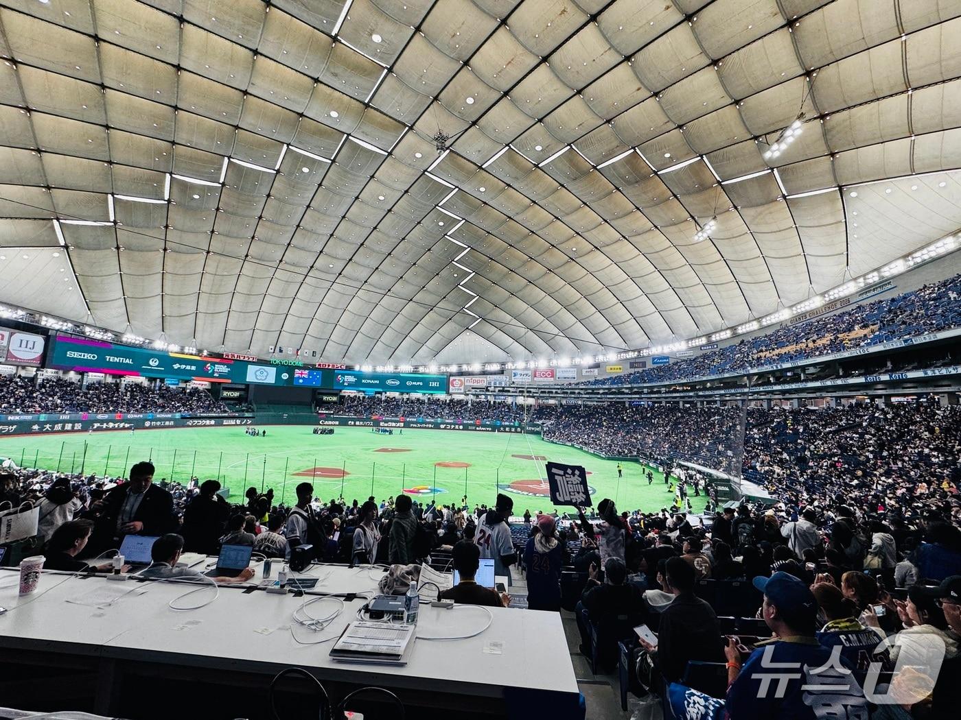 본문 이미지 - 대만과 호주의 WBC 개막전이 열린 도쿄돔. 평일 낮 경기임에도 대만팬들이 야구장을 가득 메웠다.2026.3.5 ⓒ 뉴스1 서장원 기자