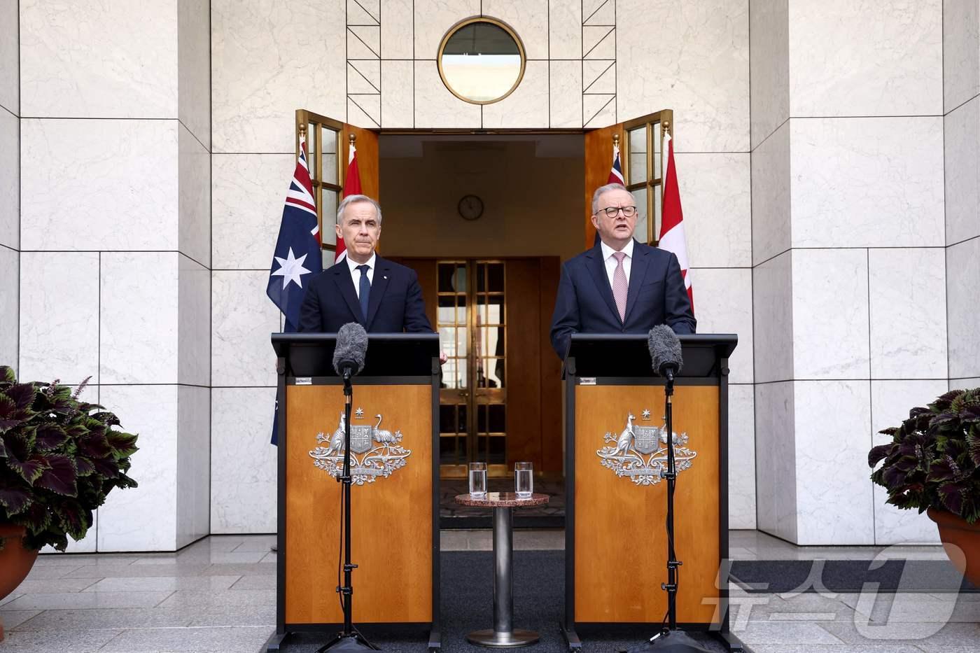 본문 이미지 - 마크 카니 캐나다 총리(왼쪽)와 앤서니 앨버니지 호주 총리(오른쪽)가 5일(현지시간) 호주 의회에서 공동 기자회견을 하고 있다. ⓒ AFP=뉴스1