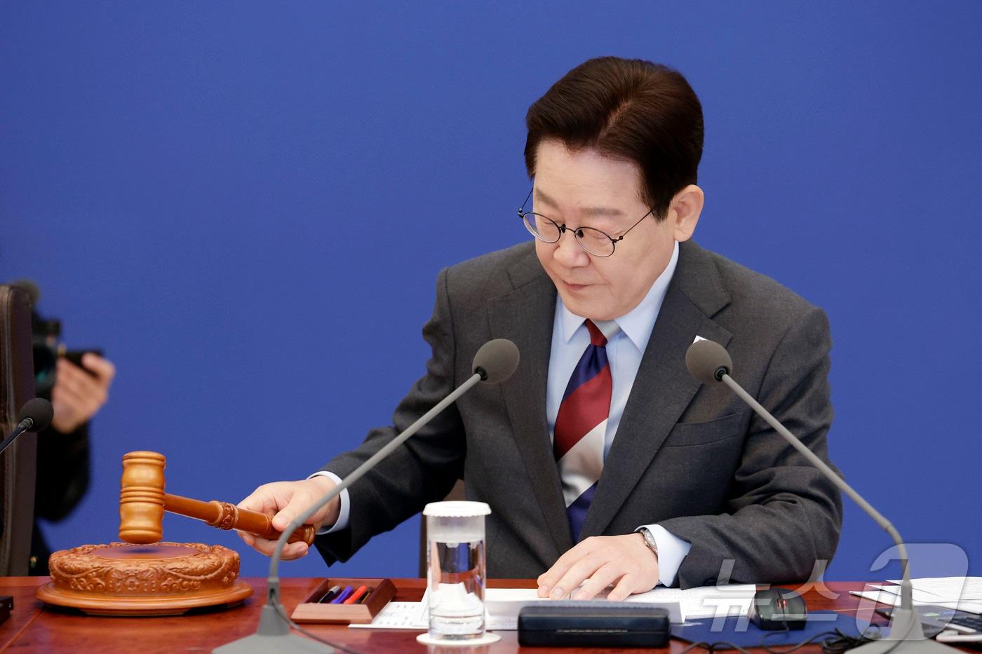 본문 이미지 - 이재명 대통령이 난 5일 청와대에서 열린 국무회의에서 의사봉을 두드리고 있다. 2026.3.5 ⓒ 뉴스1 이재명 기자