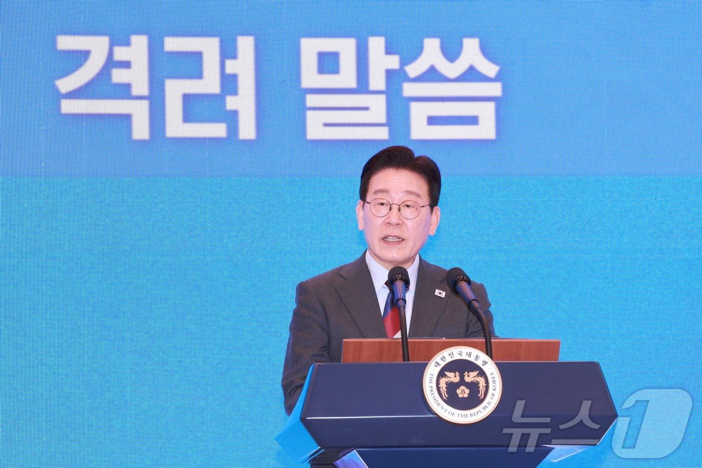 본문 이미지 - 이재명 대통령이 5일 청와대 영빈관에서 열린 2026 밀라노-코르티나담페초 동계올림픽 선수단 격려 오찬에서 격려사를 하고 있다. (청와대통신사진기자단) 2026.3.5 ⓒ 뉴스1 이재명 기자