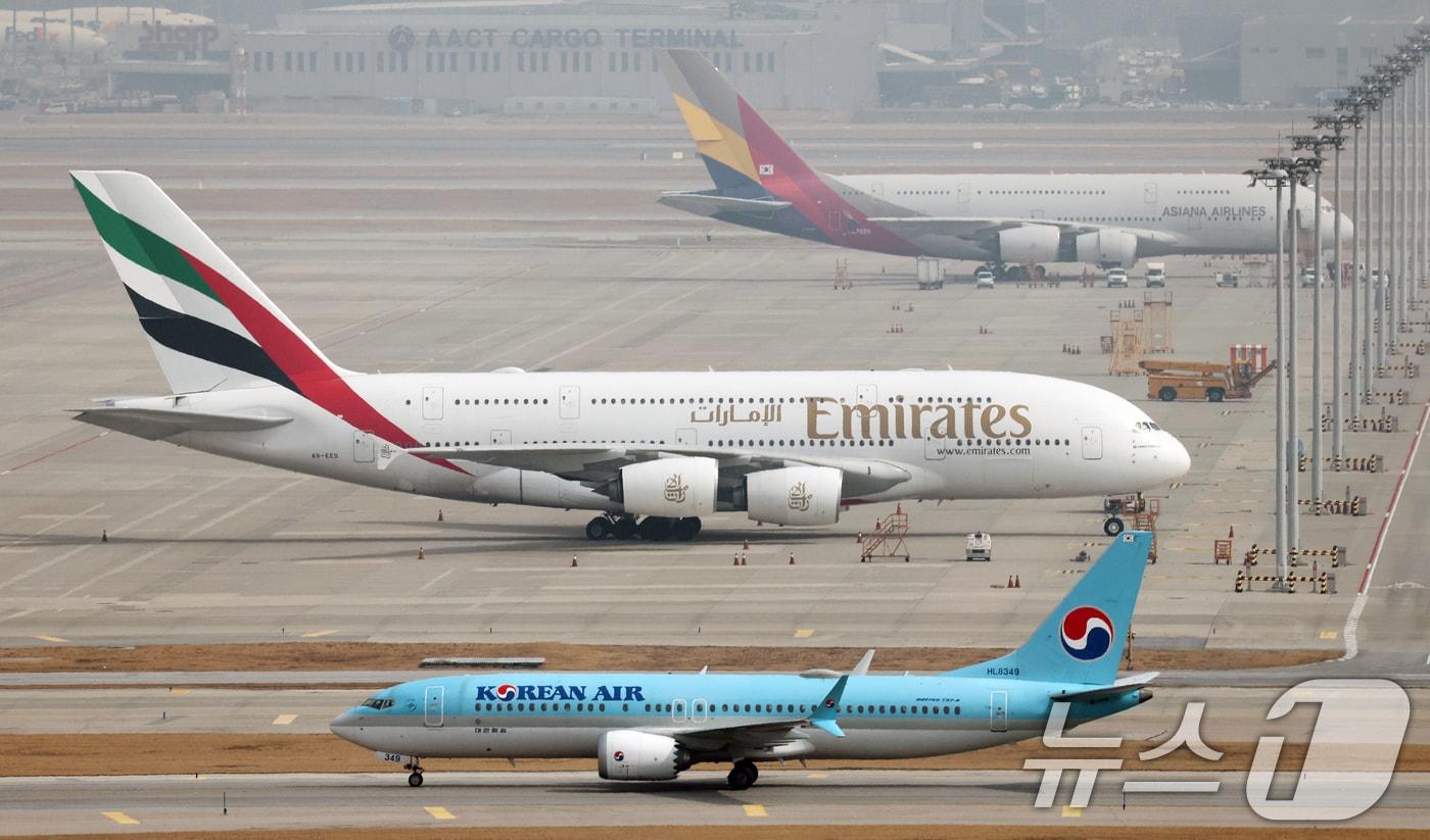 본문 이미지 - 인천국제공항에 에미레이트 항공 여객기가 계류돼 있다.  2026.3.5 ⓒ 뉴스1 오대일 기자