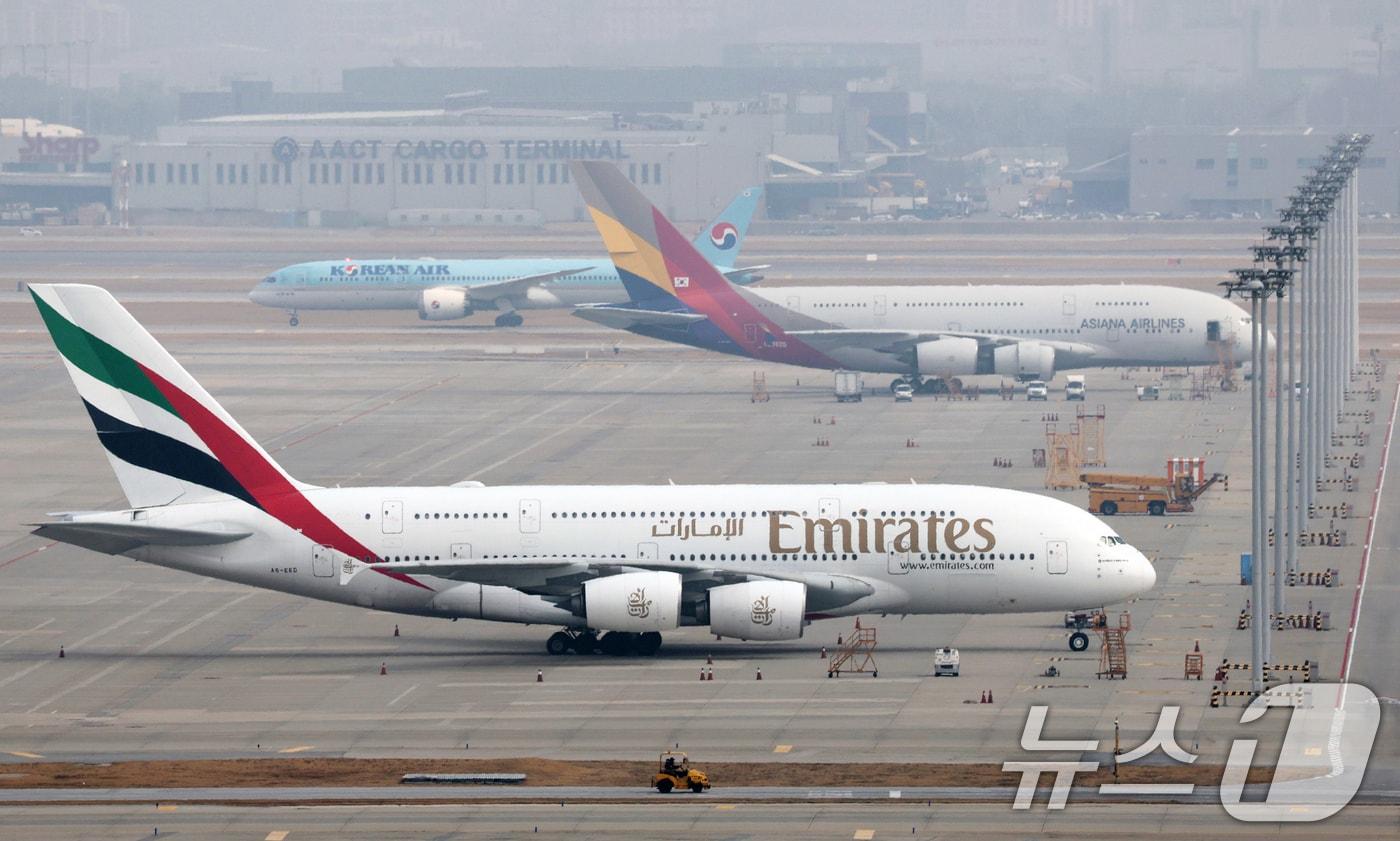 본문 이미지 - 인천국제공항에 에미레이트 항공 여객기가 계류돼 있다. 2026.3.5 ⓒ 뉴스1 오대일 기자