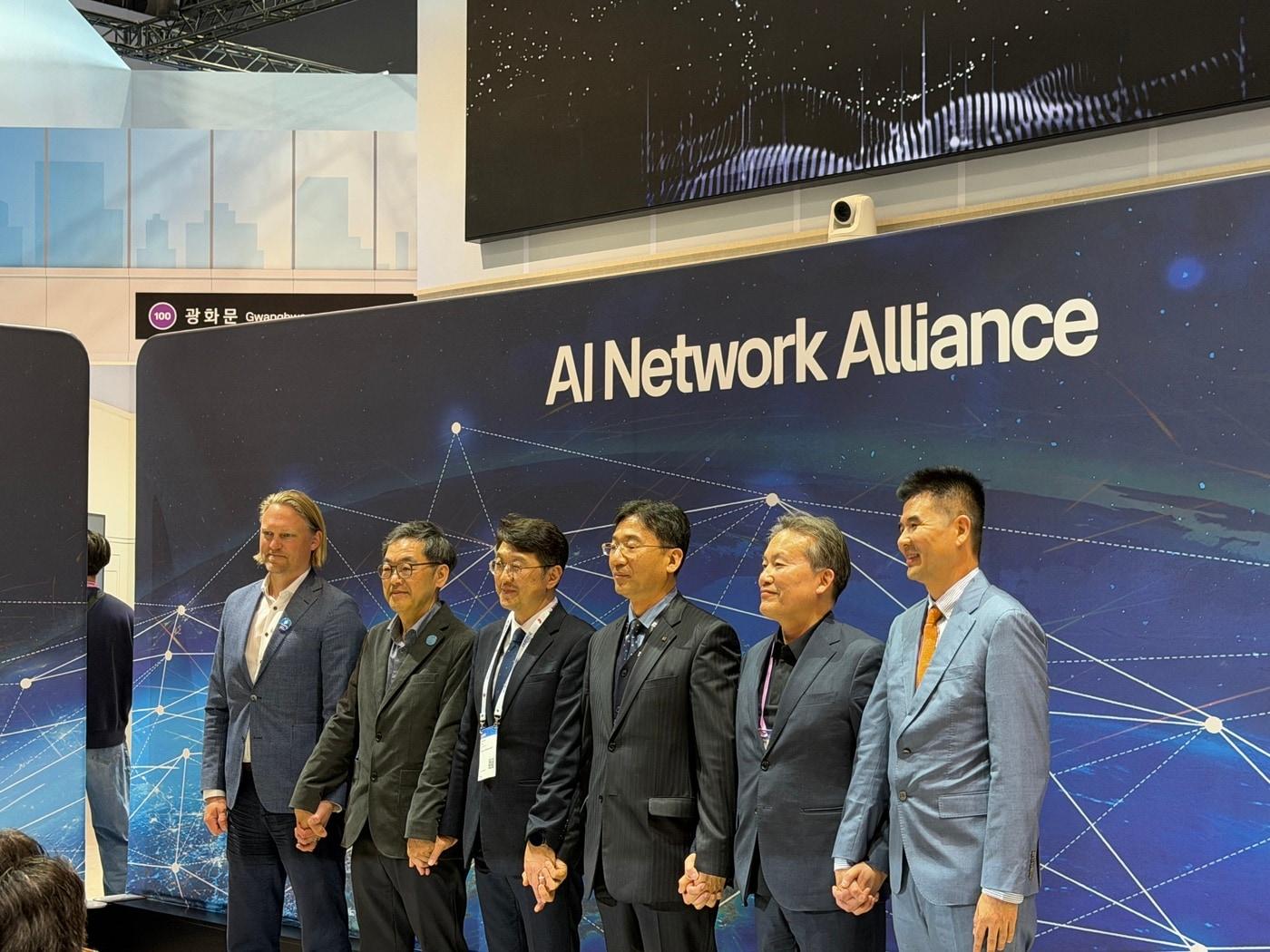 본문 이미지 - 4일(현지시간) 스페인 바르셀로나에서 진행 중인 MWC26 KT 전시관에서 AINA 출범식이 진행됐다.