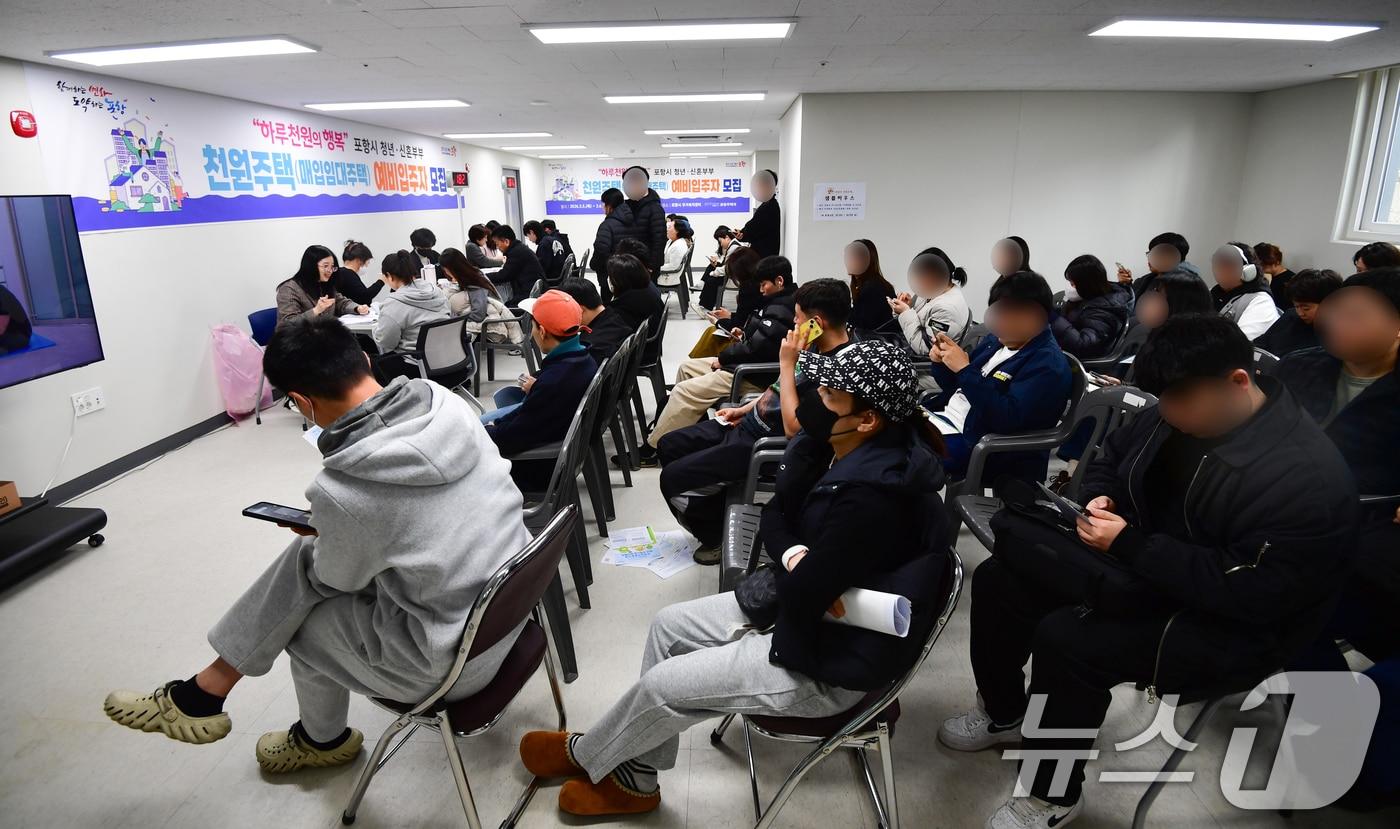본문 이미지 - 경북 포항시의 '천원 주택' 예비입주자 신청 첫날인 5일 북구청 주거복지센터에서 청년들이 접수 순서를 기다리고 있다. 포항시 관계자는 "청년 입주 기회를 넓히기 위해 선발 비율을 1순위 저소득층 20%, 2순위 일반 청년 80%로 배정한다"고 말했다. 2026.3.5 ⓒ 뉴스1 최창호 기자