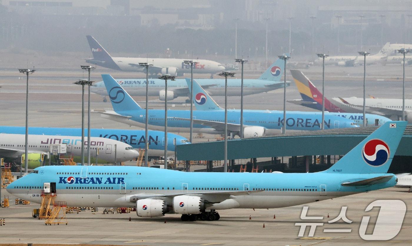 본문 이미지 - 중동 상황 악화와 환율 급등으로 항공, 여행업계에 초비상이 걸린 가운데 5일 인천국제공항 활주로에 대한항공 여객기가 계류돼 있다. 2026.3.5 ⓒ 뉴스1 오대일 기자