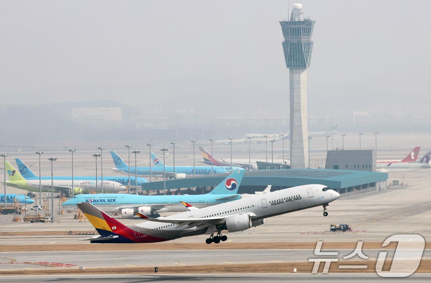 본문 이미지 - 인천국제공항 활주로에서 여객기가 이륙하고 있다. 2026.3.5 ⓒ 뉴스1 오대일 기자