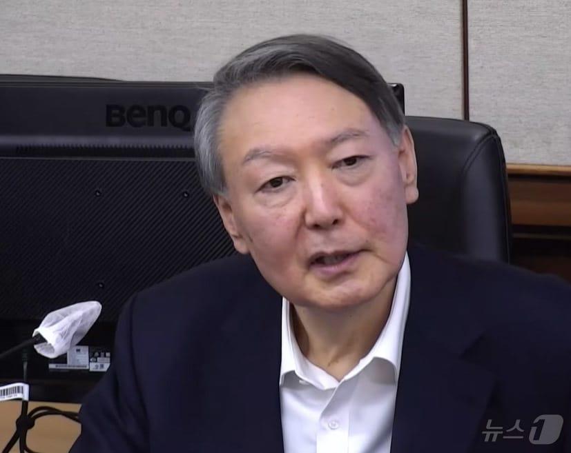 본문 이미지 - 윤석열 전 대통령이 지난 4일 오후 서울 서초구 서울고등법원에서 열린 특수공무집행방해 등 혐의 2심 공판에 출석해 발언을 하고 있다. (중앙지방법원 제공. 재판매 및 DB 금지) 2026.3.5 ⓒ 뉴스1