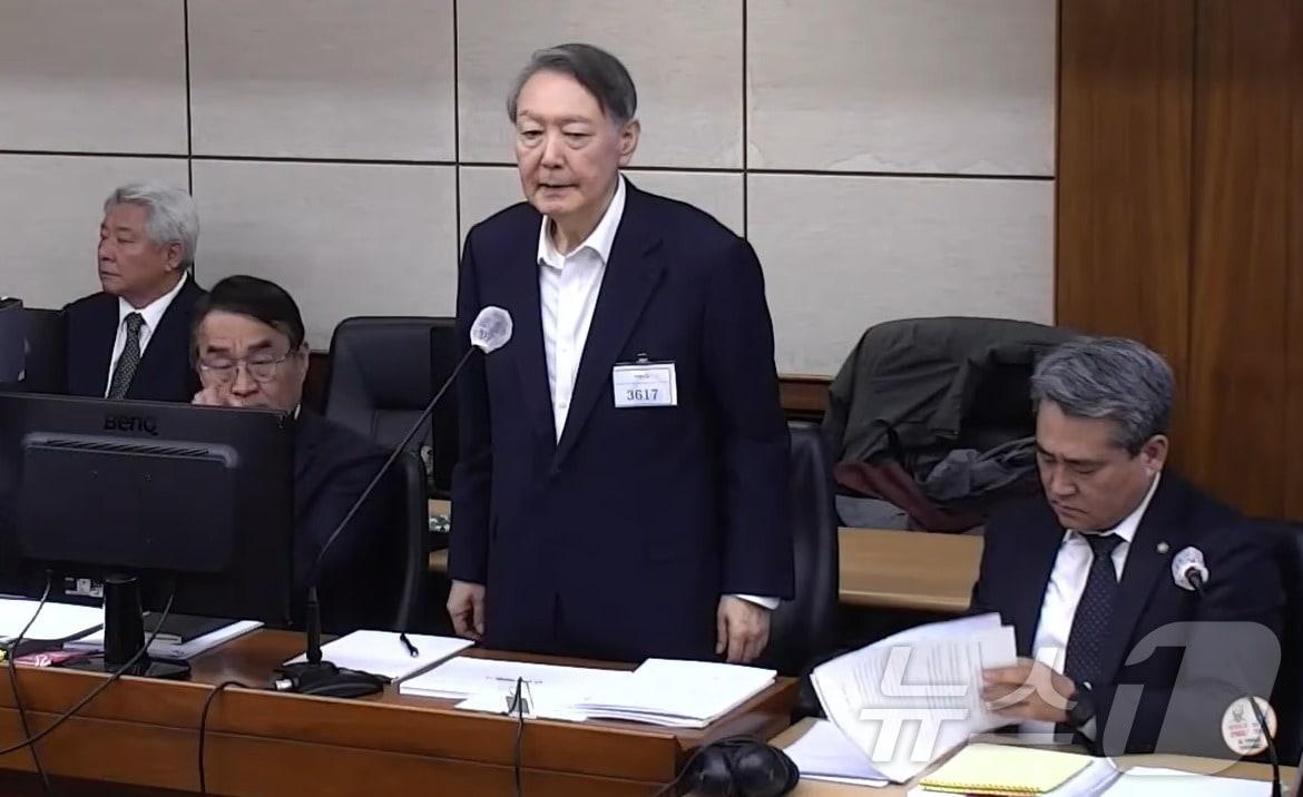 본문 이미지 - 윤석열 전 대통령이 지난 4일 오후 서울 서초구 서울고등법원에서 열린 특수공무집행방해 등 혐의 2심 공판에 출석해 인적 사항을 말하고 있다. (중앙지방법원 제공. 재판매 및 DB 금지) 2026.3.5 ⓒ 뉴스1