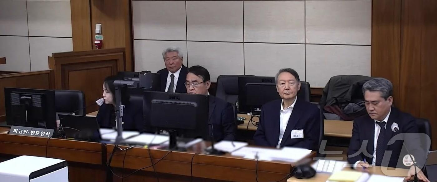 본문 이미지 - 윤석열 전 대통령이 지난 3월 4일 오후 서울 서초구 서울고등법원에서 열린 특수공무집행방해 등 혐의 2심 공판에 출석해 자리에 앉아 있다. (중앙지방법원 제공. 재판매 및 DB 금지) 2026.3.5 ⓒ 뉴스1