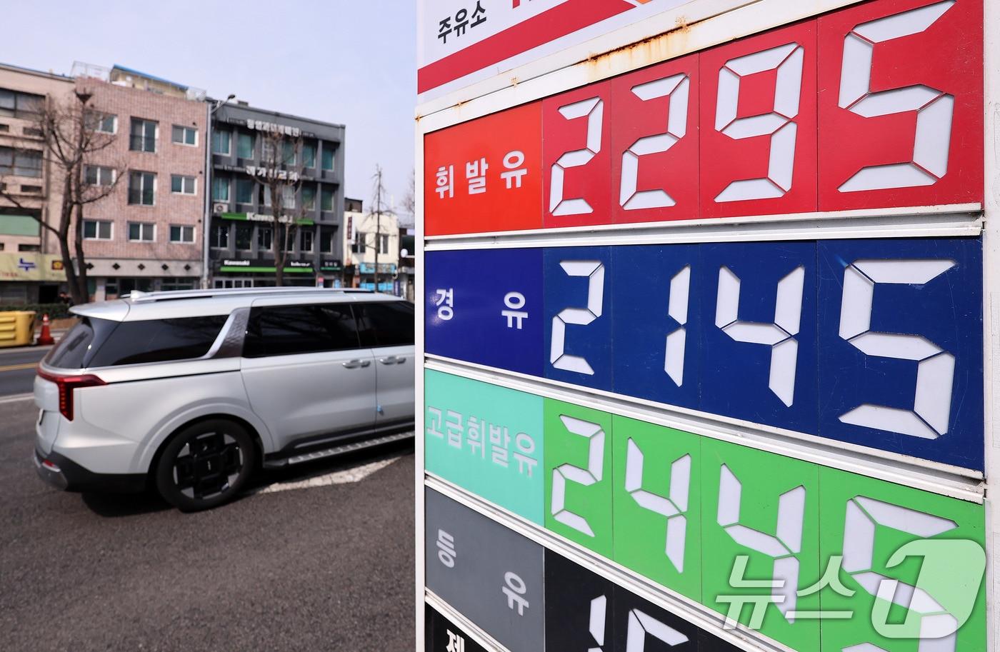본문 이미지 - 5일 서울의 한 주유소에 유류 가격이 표시돼 있다. 중동 상황에 따른 국제유가 변동성이 높아진 가운데 국내 주유소 휘발유·경유 전국 평균 가격이 나란히 리터(L)당 1800원을 돌파했다. 휘발유는 닷새 만에 126원이 올랐고, 경유는 210원 급등했다.  2026.3.5 ⓒ 뉴스1 박지혜 기자