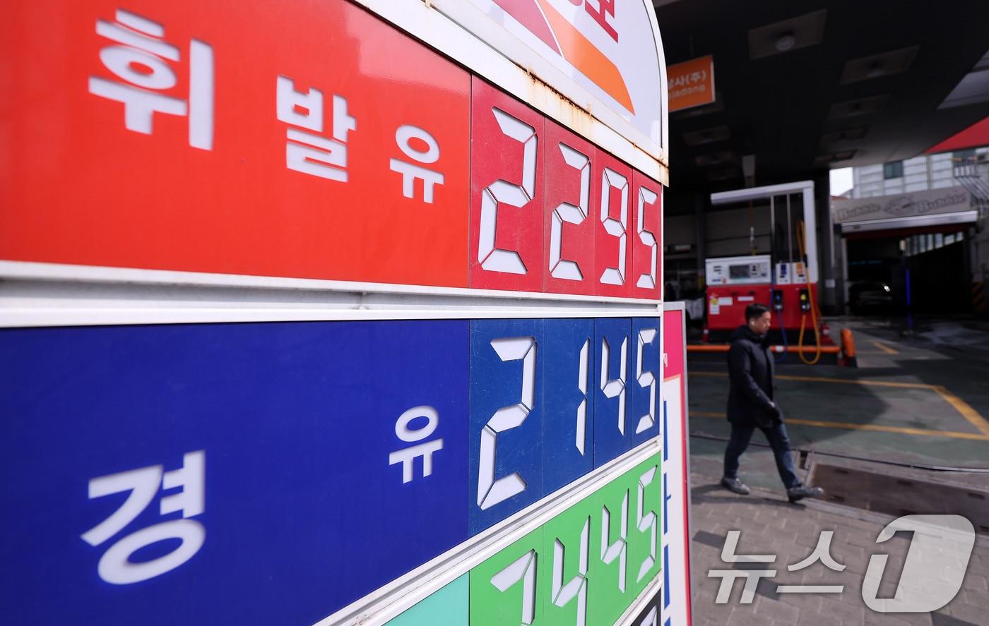 본문 이미지 - 5일 서울의 한 주유소에 유류 가격이 표시돼 있다. 중동 상황에 따른 국제유가 변동성이 높아진 가운데 국내 주유소 휘발유·경유 전국 평균 가격이 나란히 리터(L)당 1800원을 돌파했다. 휘발유는 닷새 만에 126원이 올랐고, 경유는 210원 급등했다. 이날 이재명 대통령은 임시 국무회의에서 중동 상황으로 국내 주유소 휘발유 가격이 폭등하고 있다며 지역별 유류 최고가격 지정 검토를 지시했다. 2026.3.5 ⓒ 뉴스1 박지혜 기자