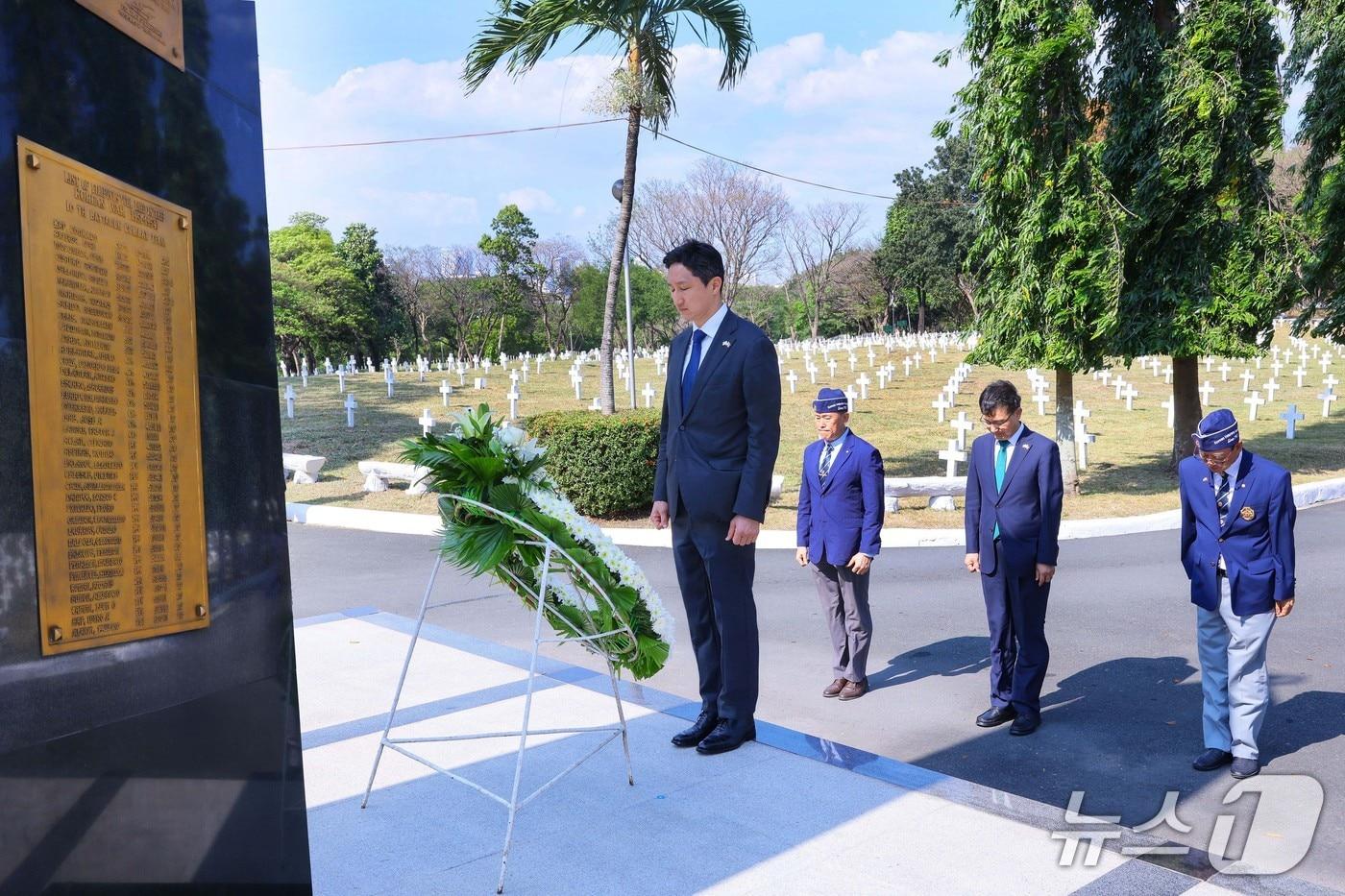 본문 이미지 - 정기선 HD현대 회장이 4일 필리핀 국립 영웅묘지에 위치한 한국전 참전 기념비를 찾아 참배하고 있다.(HD현대 제공)