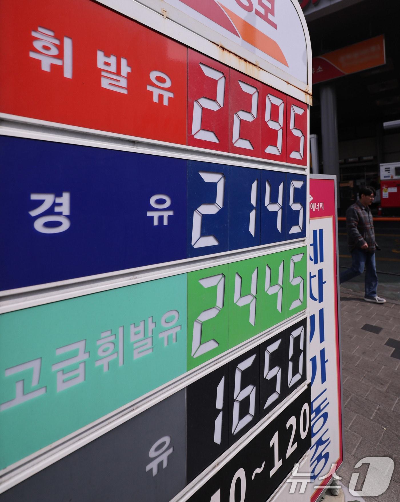 본문 이미지 - 5일 서울의 한 주유소에 유류 가격이 표시돼 있다. 중동 상황에 따른 국제유가 변동성이 높아진 가운데 국내 주유소 휘발유·경유 전국 평균 가격이 나란히 리터(L)당 1800원을 돌파했다. 휘발유는 닷새 만에 126원이 올랐고, 경유는 210원 급등했다. 이날 이재명 대통령은 임시 국무회의에서 중동 상황으로 국내 주유소 휘발유 가격이 폭등하고 있다며 지역별 유류 최고가격 지정 검토를 지시했다. 2026.3.5 ⓒ 뉴스1 박지혜 기자