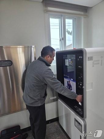 본문 이미지 - 무인민원발급기(인천 옹진군 제공/뉴스1)