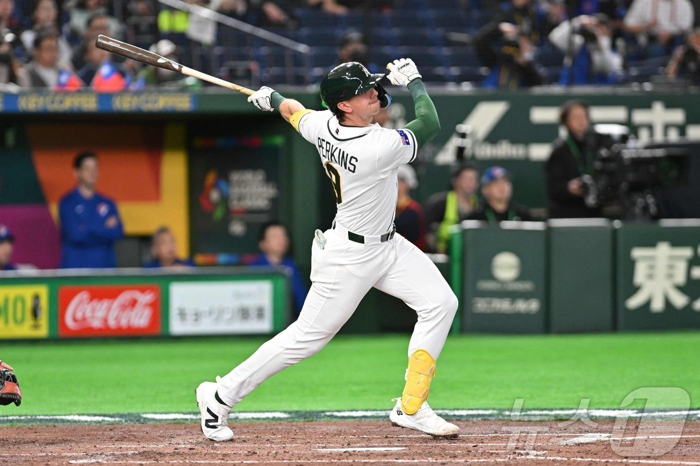 본문 이미지 - 호주 WBC 야구 대표팀 퍼킨스가 5일 대만전에서 5회말 선제 투런포를 날리고 있다. ⓒ AFP=뉴스1