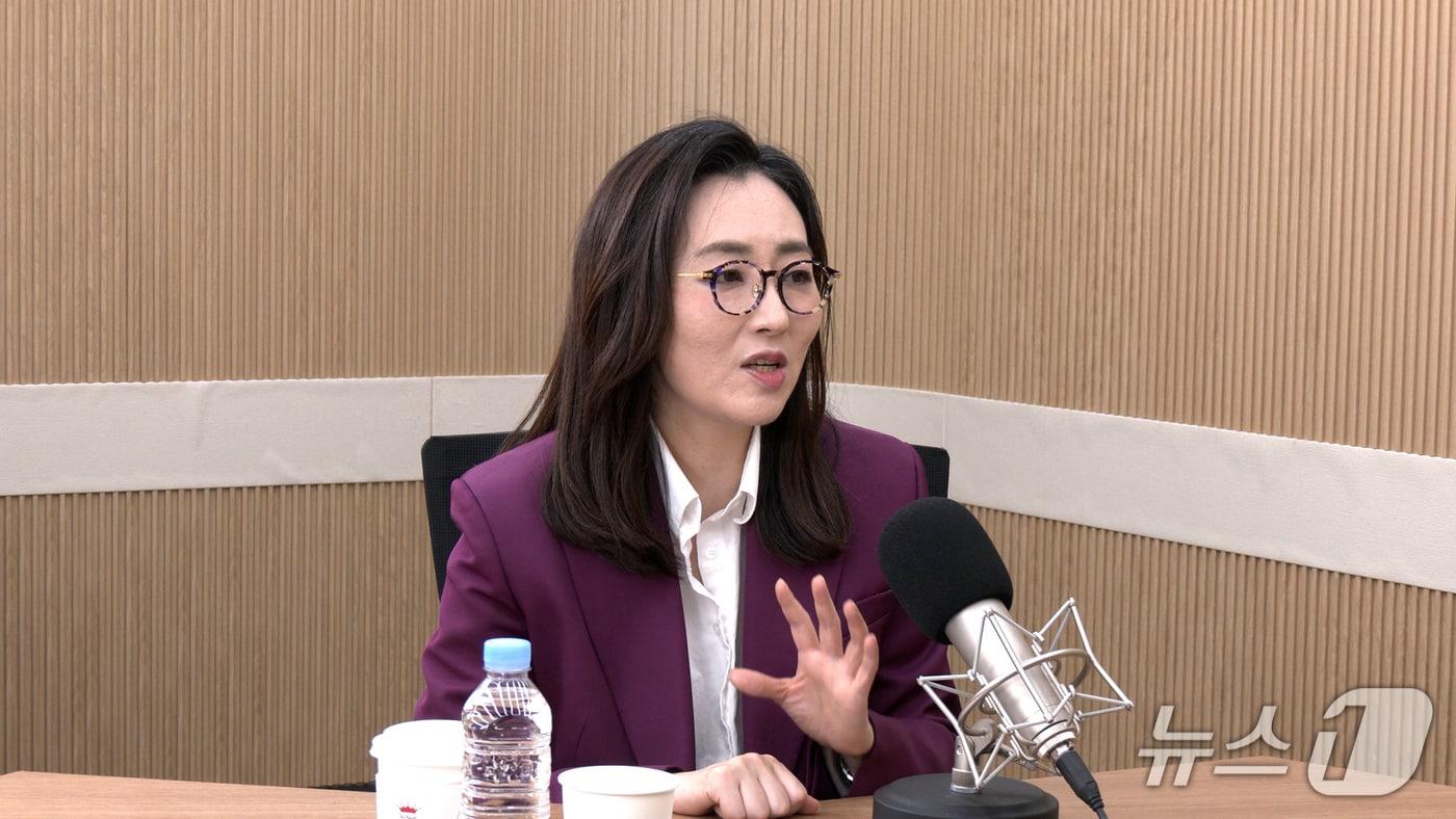 본문 이미지 - 전수미 더불어민주당 대변인이 5일 뉴스1TV '팩트앤뷰'에 출연해 질문에 답하고 있다.(뉴스1TV '팩트앤뷰' 캡처)