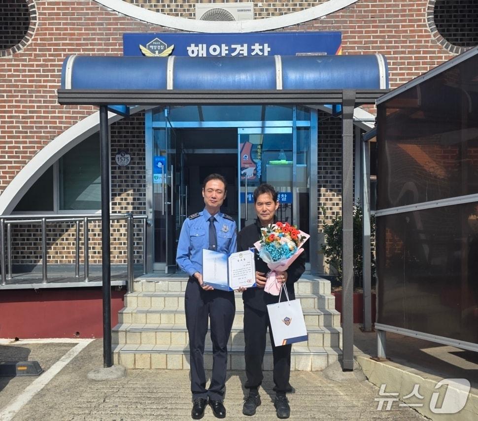 본문 이미지 - 완도해양경찰이 5일 침수 선박 승선원 4명을 구조한 김천권 선장에게 감사장을 수여하고 있다.(완도해경 제공. 재판매 및 DB 금지)