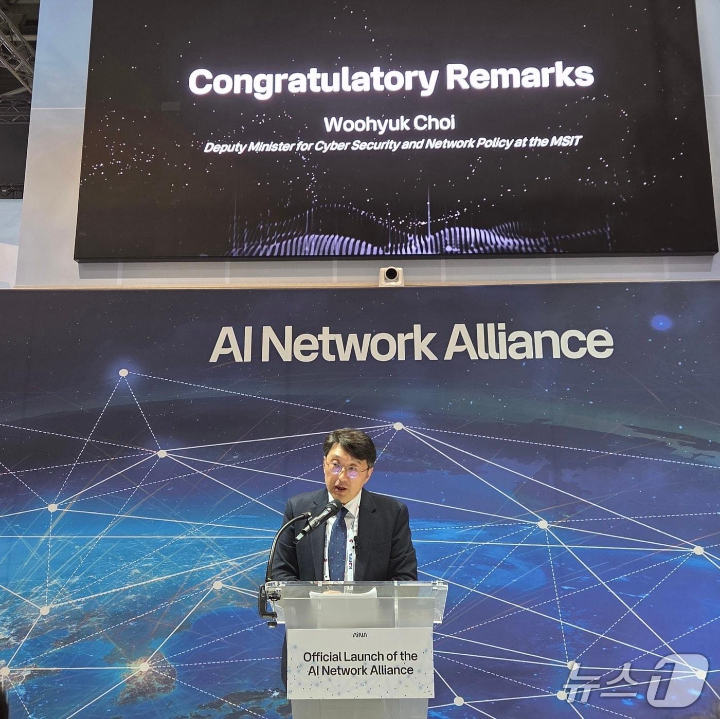 본문 이미지 - 최우혁 정보보호네트워크정책실장이 AI네트워크 얼라이언스 출범식에서 축사를 하고 있다. (과학기술정보통신부 제공)