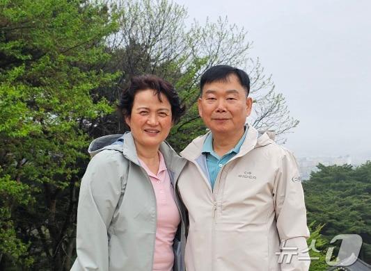 본문 이미지 - 지난 설 연휴 복지 사각지대에 놓인 모녀를 구조한 이종선 목포해경 예방지도계짱과 아내 윤옥희 씨의 모습. (목포해경 제공. 재판매 및 DB 금지) 