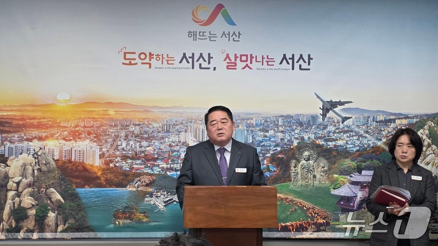 본문 이미지 - 5일 서산시청 브리핑룸에서 고용위기 선제대응지역 지원사업 추진관련 기자회견을 하고 있는 김선수 서산시 일자리경제과장(재판매 및 DB금지)ⓒ 뉴스1 김태완 기자