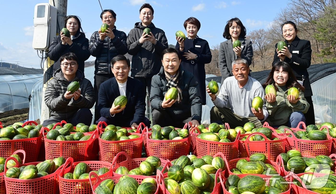 본문 이미지 - 이남철 고령군수가 5일 파파야 멜론 수확농장에서 관계자들과 기념사진을 찍고 있다. (고령군 제공. 재판매 및 DB금지)/뉴스1