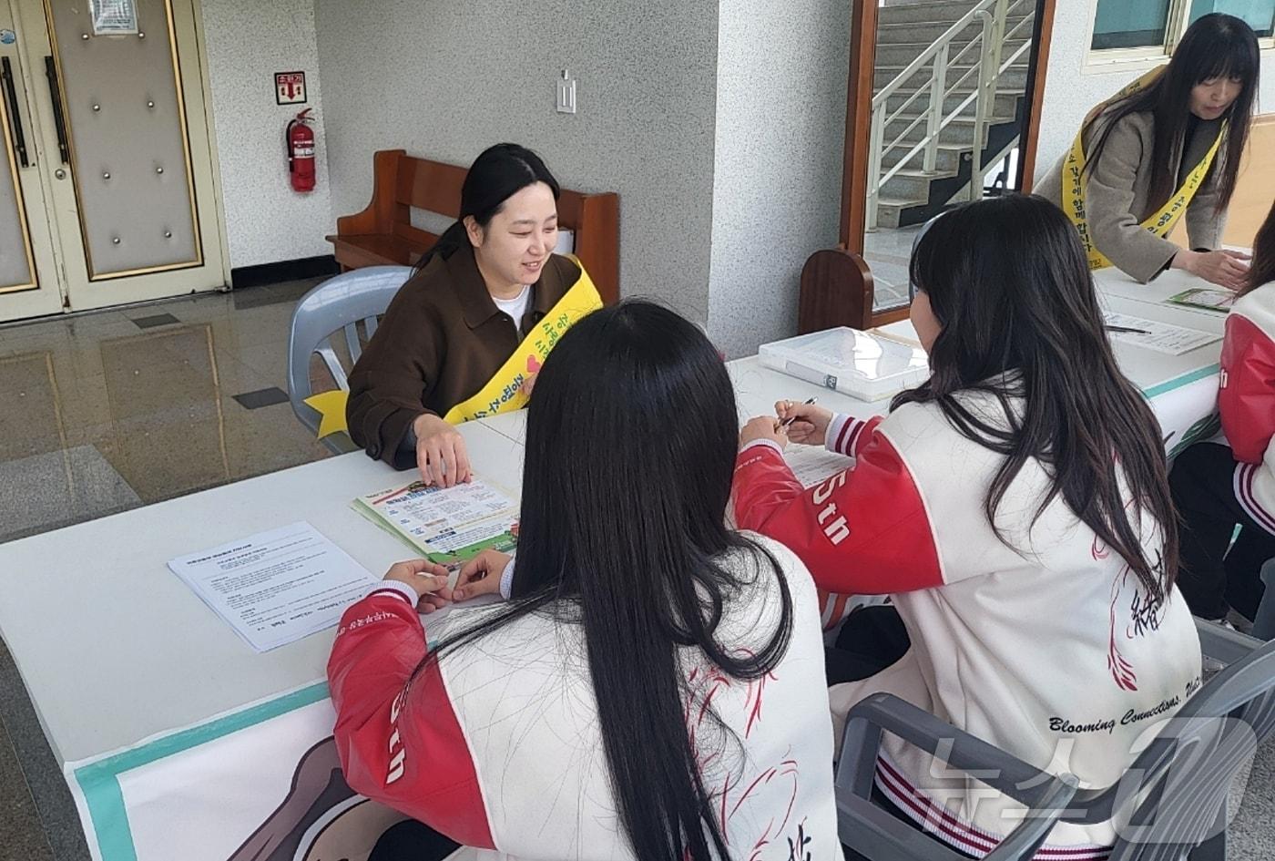 본문 이미지 - 충북 증평군은 5일 한국교통대학교 증평캠퍼스에서 찾아가는 전입신고 부스를 운영했다.(증평군 제공. 재판매 및 DB금지)