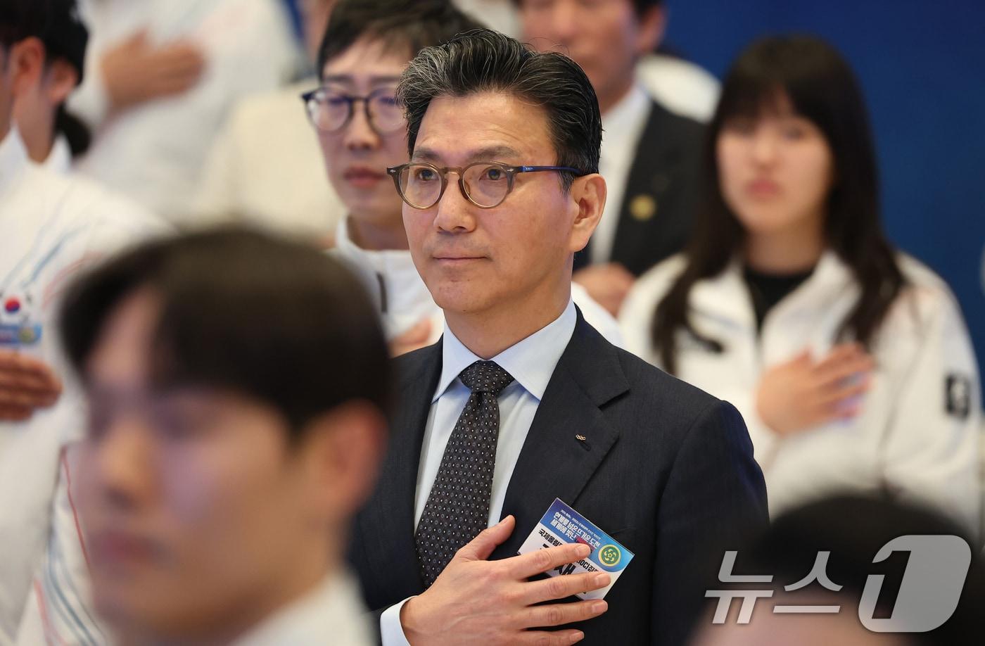 본문 이미지 - 김재열 국제빙상경기연맹(ISU) 회장이 5일 청와대 영빈관에서 열린 동계 올림픽 선수단 오찬에서 국민의례를 하고 있다. (청와대통신사진기자단) 2026.3.5 ⓒ 뉴스1 허경 기자