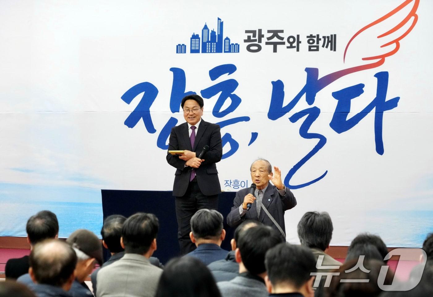 본문 이미지 - 강기정 광주광역시장이 5일 장흥군민회관 대회의실에서 열린 '광주전남 통합 장흥군 상생토크'에 참석해 광주전남 통합의 필요성과 장흥군 발전 방안에 대해 군민들과 소통하고 있다. (광주광역시 제공. 재판매 및 DB금지) 2026.3.5 ⓒ 뉴스1