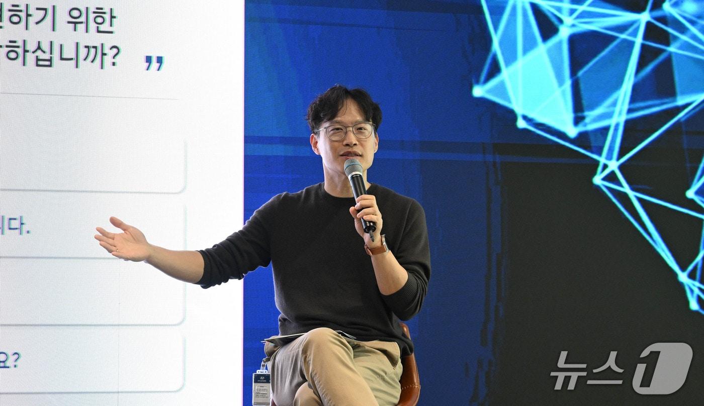 본문 이미지 - 박민우 신임 현대자동차그룹 첨단차플랫폼(AVP) 본부장 사장 겸 포티투닷 대표가 5일 판교 테크원에서 열린 AVP본부 타운홀 미팅에서 발언을 하고 있다. (현대차그룹 제공)