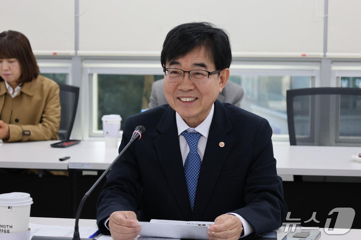 본문 이미지 - 인태연 소상공인시장진흥공단 이사장이 5일 오전 대전 공단본부에서 간담회를 열고 발언하고 있다.(소상공인시장진흥공단 제공)