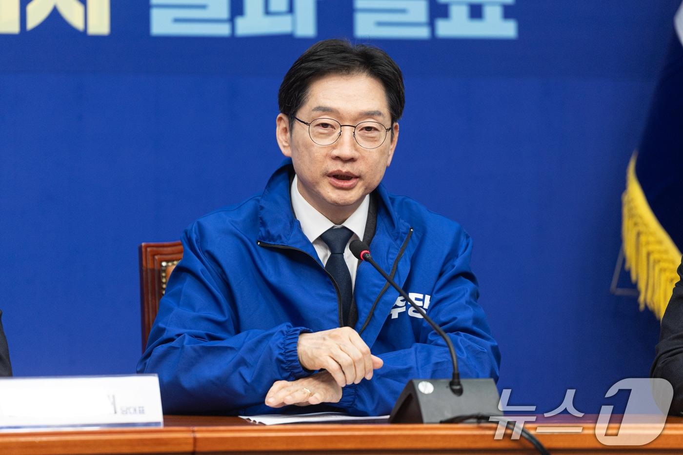 본문 이미지 - 더불어민주당 경남지사 후보에 단수 공천된 김경수 지방시대위원장이 5일 서울 여의도 국회에서 인사말하고 있다. 2026.3.5 ⓒ 뉴스1 이승배 기자